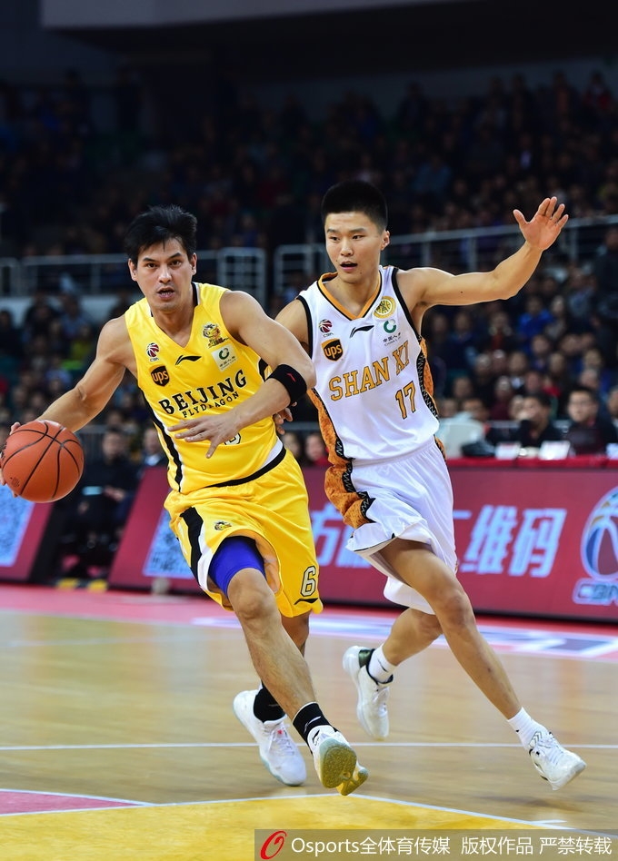 山西外援詹宁斯迎着防守球员强行三分出手,篮球在空中划出美妙弧线,全场球迷为之沸腾。