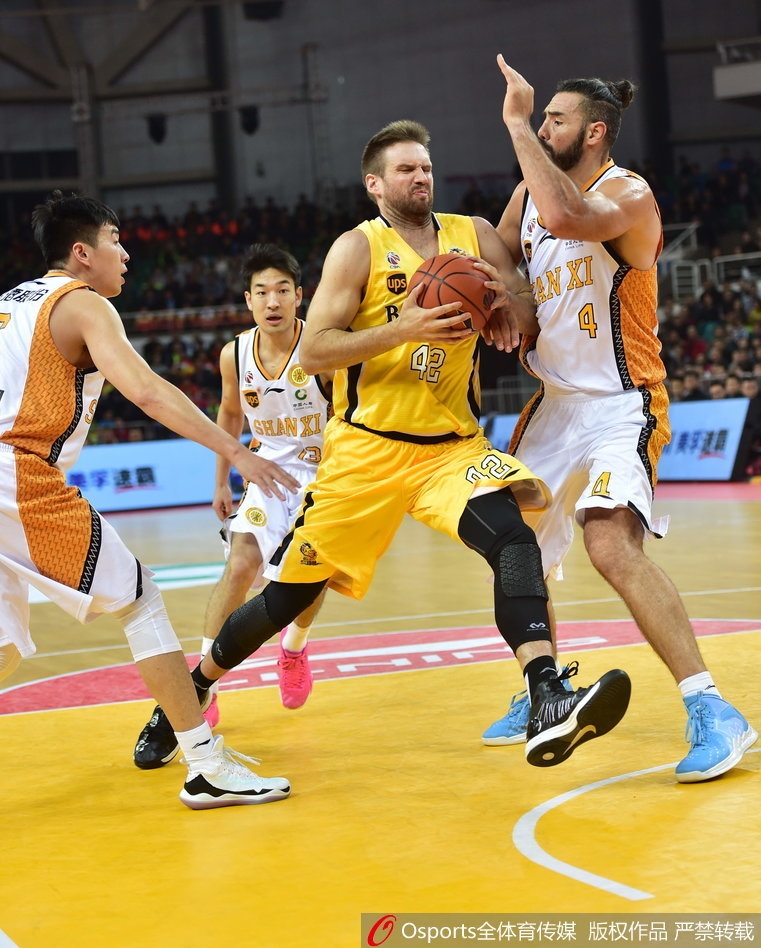 山西主帅在场边焦急指挥,手势夸张,眼神中透露出对球队末节突然崩盘的不解与失望。