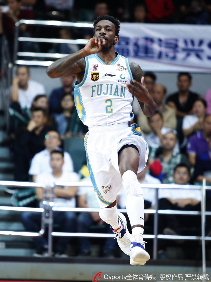 赵泰隆在快攻中接队友传球，腾空上篮，动作舒展流畅。
