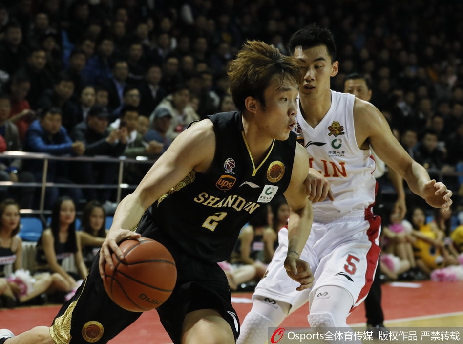 山东队外援劳森如同灵猫般穿梭于吉林队的防线之中，他高高跃起，手中的篮球仿佛黏住一般，在对手的围追堵截下依然稳健地将球送入篮筐。