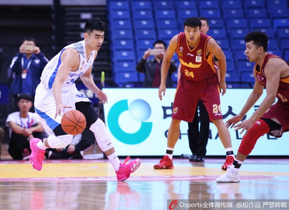 浙江外援威姆斯如重型坦克般碾入青岛内线,在三人围堵下依然强硬出手,肌肉碰撞的声音仿佛穿透屏幕