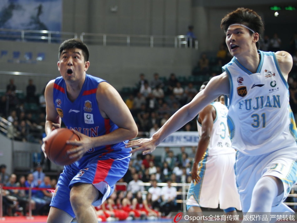 拉斯-史密斯面对防守球员，果断跳起出手三分，篮球在空中划过一道完美弧线。