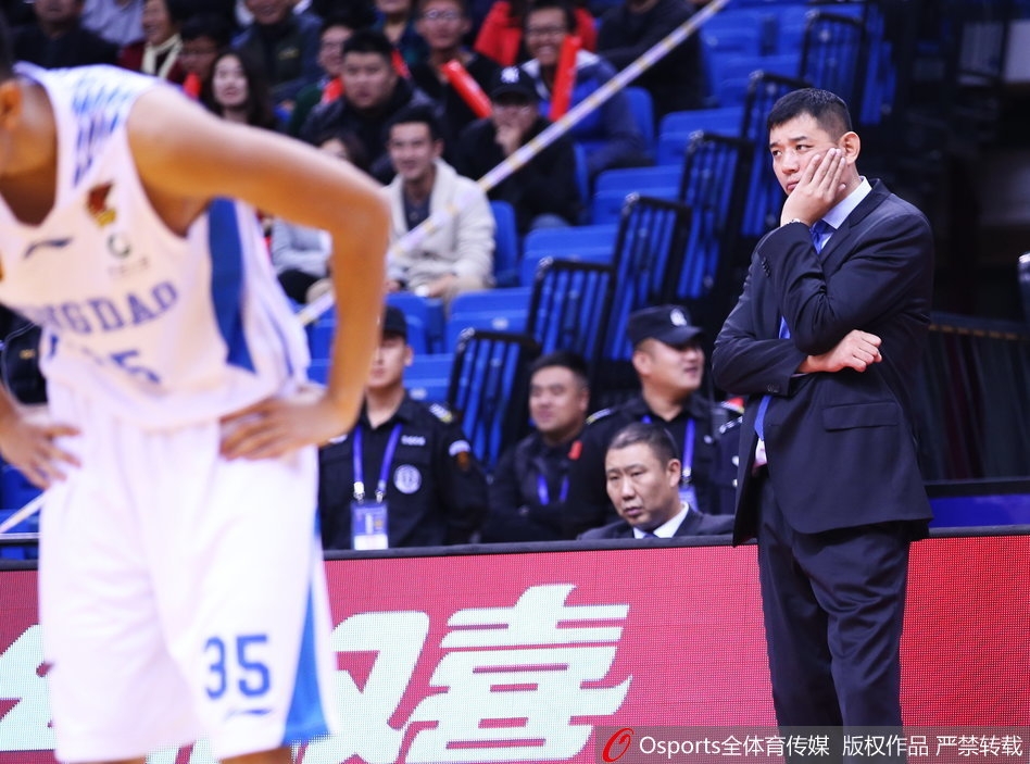 斯托克斯在内线卡位抢篮板,他的复出如同给浙江队内线加装了钢筋铁骨,让青岛队的突破屡屡无功而返