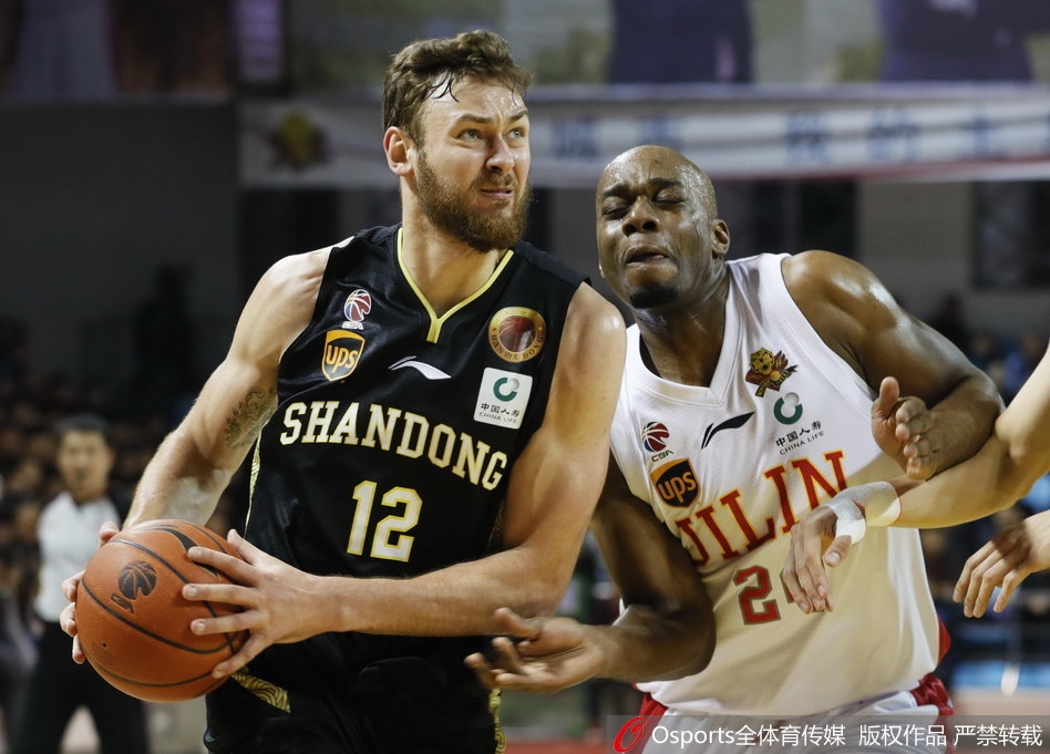 丁彦雨航如一把出鞘的利刃，在吉林队的外线防守球员面前虚晃一枪，随即旱地拔葱般干拔而起，篮球在空中划出一道美丽的彩虹，直穿网心，留下防守者呆立原地。