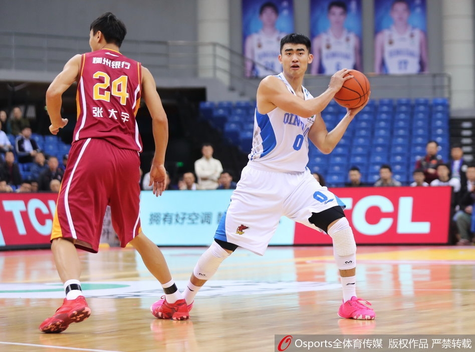 香港球员惠龙儿在内线用招牌勾手挑战青岛防守,动作一气呵成,充满了内线传统技艺的美感