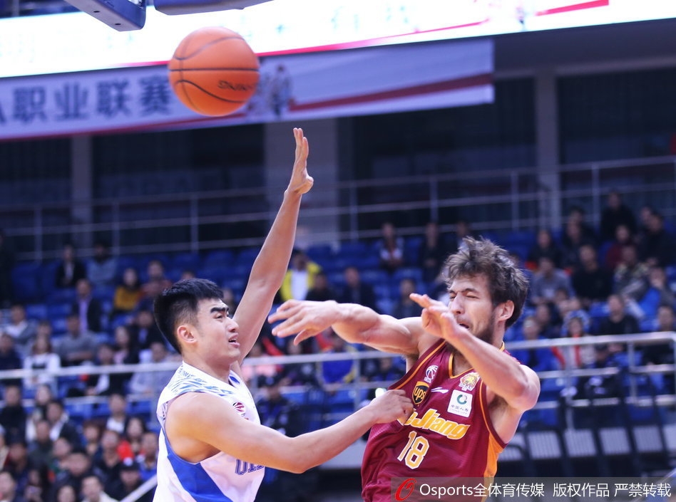 吴前手起刀落,三分线外一步远张手命中,篮球划出完美弧线,只留下青岛主场球迷的扼腕叹息
