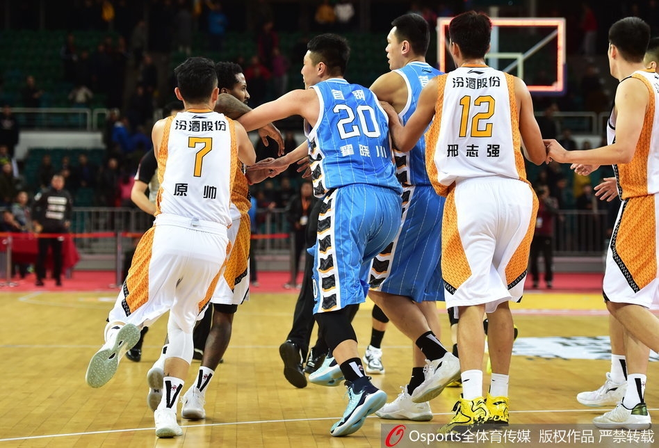 终场哨响后，冲突升级。詹宁斯用力拍掉翟晓川手中的篮球，这个充满挑衅的动作瞬间引来了北京队球员的围拢，方硕上前理论，局势剑拔弩张。