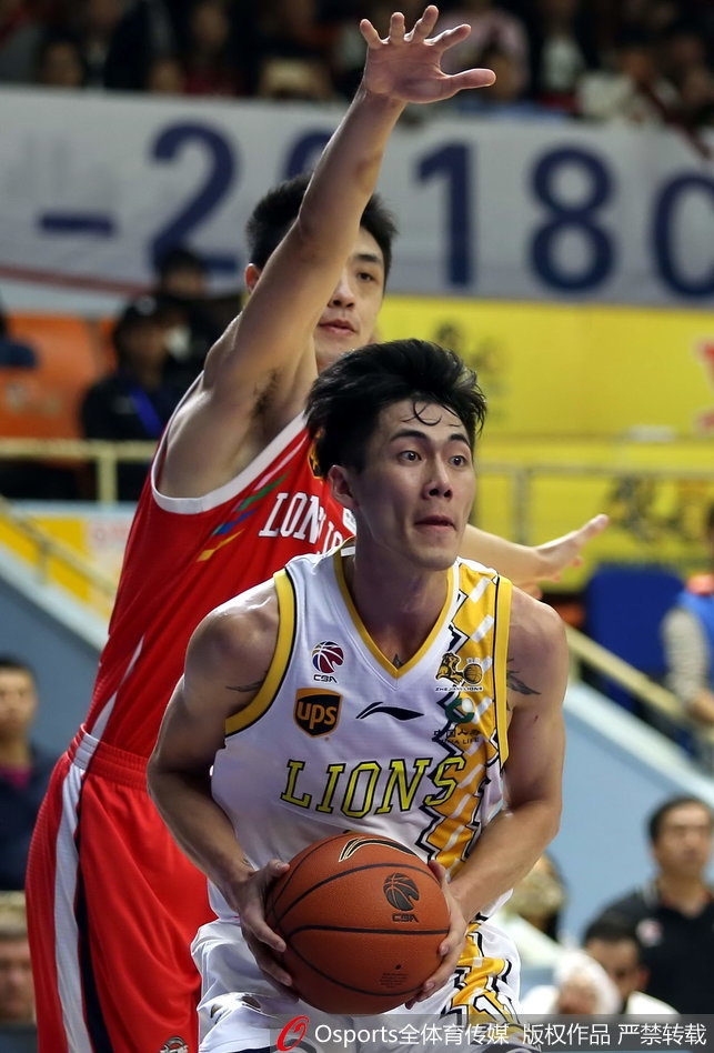 赛后广州龙狮队全体球员在客场更衣室内围在一起激情庆祝这场来之不易的胜利