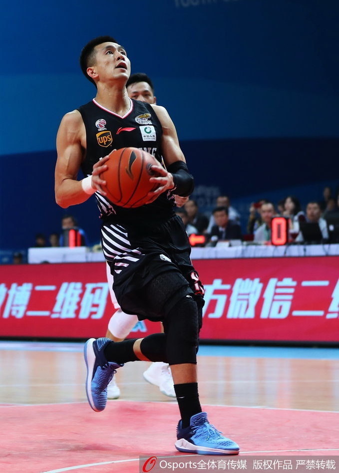 “台北勒布朗”周仪翔外线持球,眼神坚定,手起刀落命中关键三分,吹响了球队反击的号角。