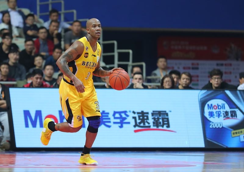 弗雷戴特持球快速推进，马布里紧贴在侧严防死守，两位传奇后卫的对决在这一刻火花四溅