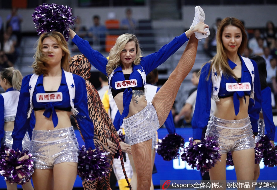 身穿亮黄色活力套装的队员正激情热舞，马尾辫随着动感的节奏在空中划出有力的弧线，青春的朝气扑面而来。