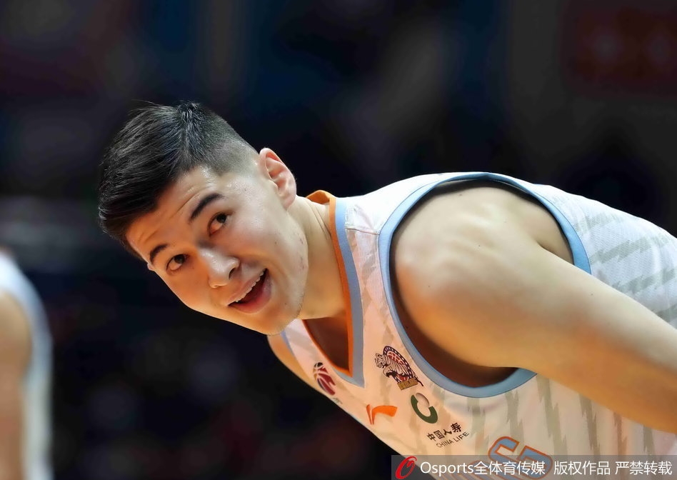 西热力江在命中关键三分后握拳怒吼，脸上洋溢着嗜血的杀气，这一刻他是红山体育馆最冷血的刺客，浇灭了四川队反扑的希望。