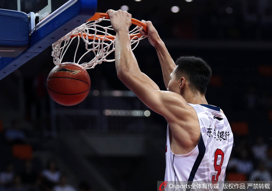 周鹏在三分线外稳稳出手，皮球在空中划出一道彩虹般的完美弧线，精准地坠入网窝，八一防守球员封盖为时已晚。