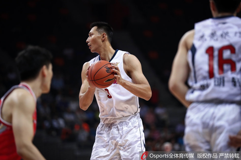 手感火热的尼克尔森面对八一队员的贴防，稳稳命中一记中距离跳投，全场球迷起身为他这写意的得分表演欢呼鼓掌。