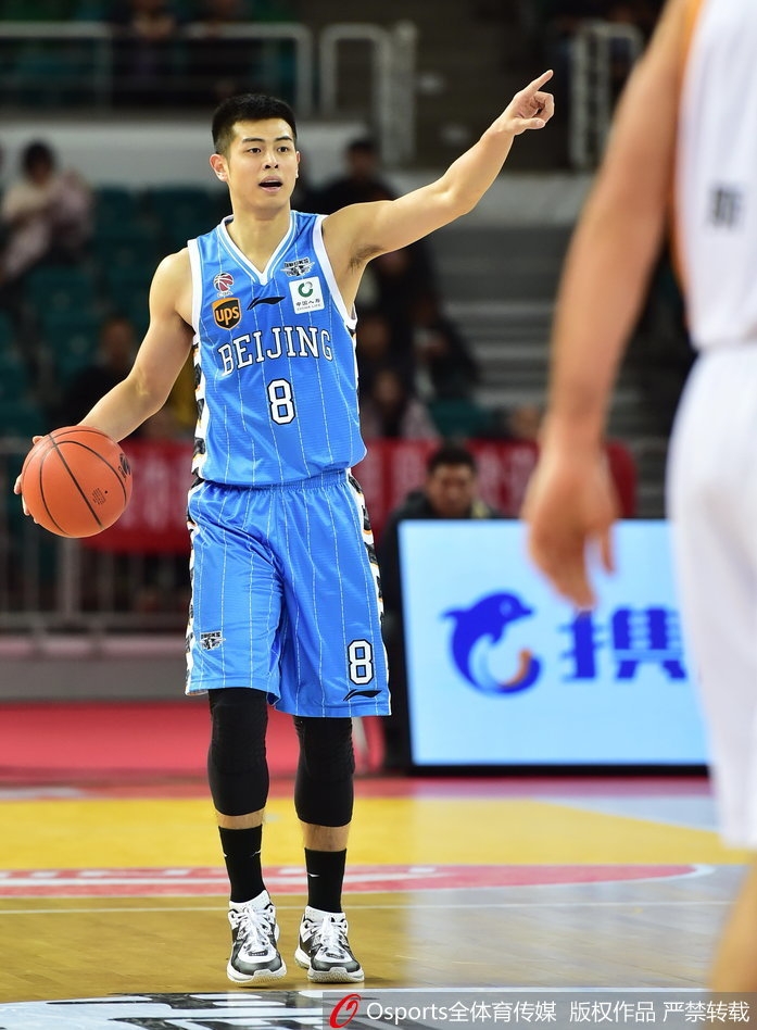 北京队外援杰克逊如穿花蝴蝶般摆脱山西防守队员，以一记势大力沉的单手劈扣终结进攻，引爆全场气氛。