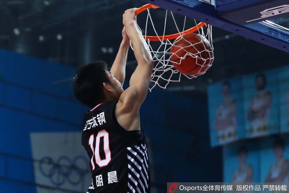 内线老将唐正东背身单打,凭借丰富的经验稳稳将球送入篮筐,为球队首节比赛奠定了坚实的基础。