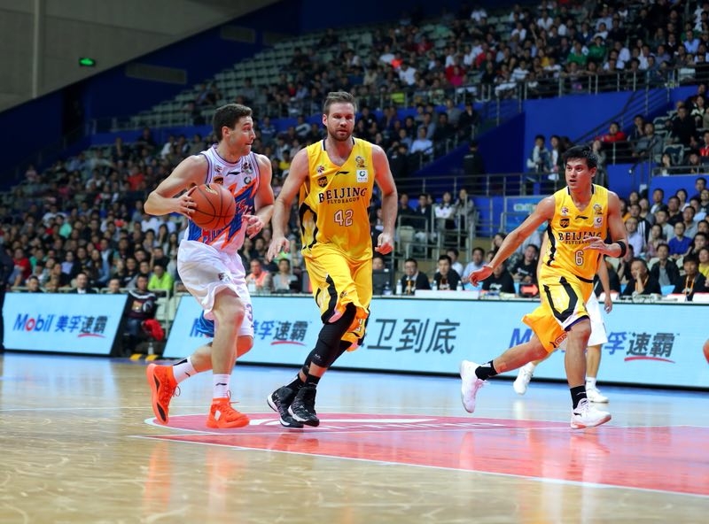 兰多夫在篮下遭遇三人合围仍奋力将球补进，北控全队虽败犹荣，战斗到了最后一秒