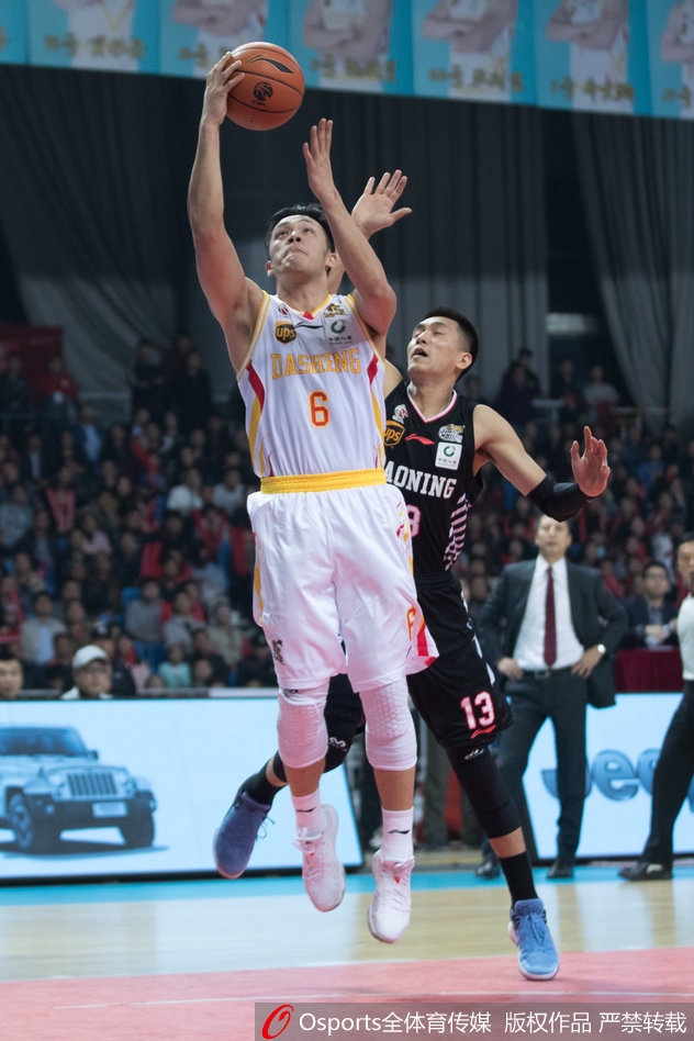 辽宁队中锋韩德君篮下强攻,面对多人防守依然强势打进,本场他空砍22分18篮板的豪华数据。
