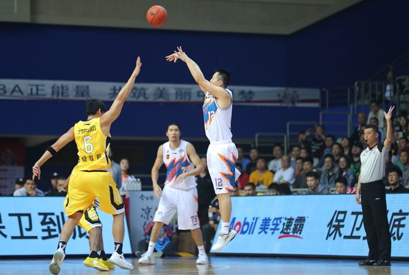 北控外援兰多夫面对上海队员的防守，强硬突破上篮，展现了他作为内线猛兽的绝对力量