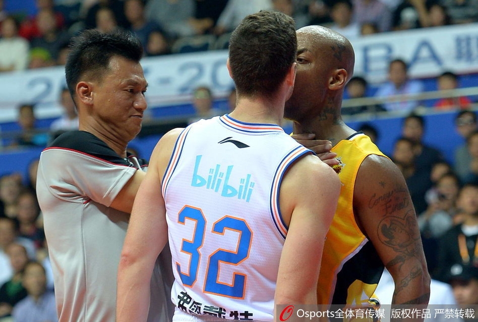 裁判横亘其间，马布里和弗雷戴特依然怒目而视，双方队友匆忙赶来拉架