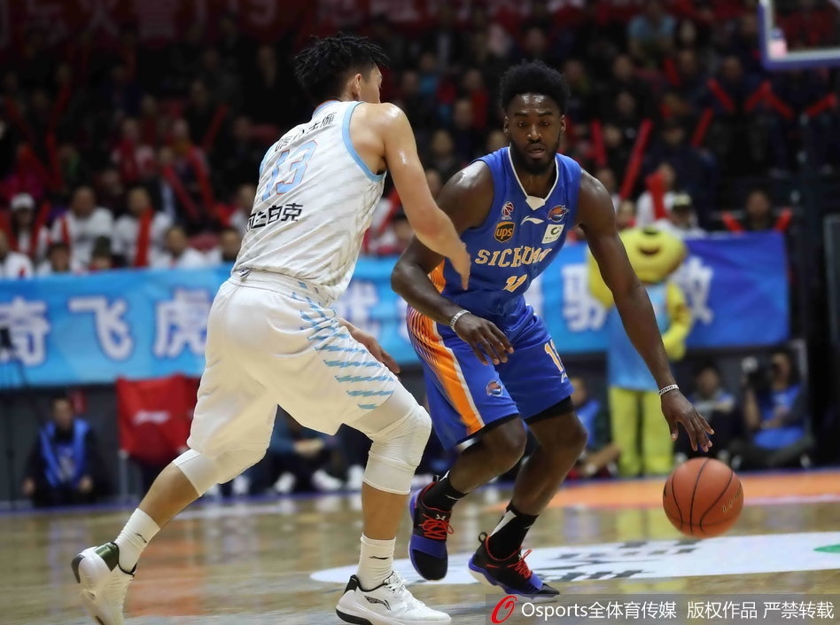 孙桐林在哈达迪的头顶强硬摘下前场篮板，他在本场比赛贡献15分12篮板，用血肉之躯筑起了新疆队内线的钢铁长城。