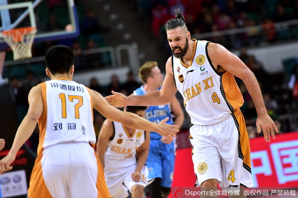 翟晓川高高跃起，在山西队防守球员的头顶生生摘下一个前场篮板，落地瞬间他已经瞄向了队友的跑位。