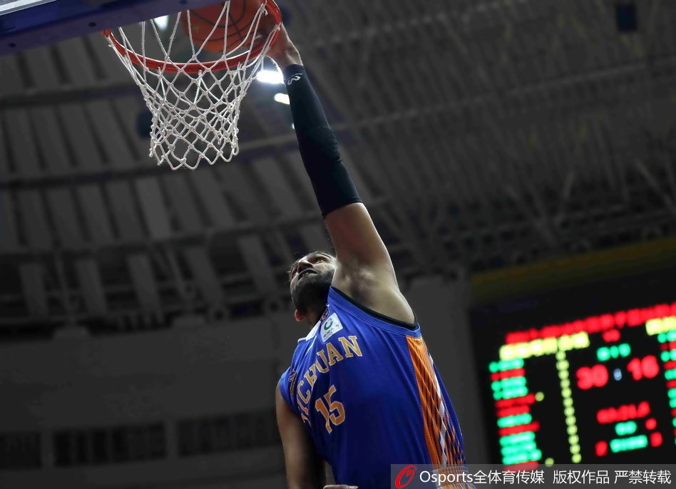 比赛结束后新疆球员围成一圈激情怒吼，他们用一场逆转胜迎接布拉切的归来，这一刻团队篮球的力量在红山体育馆闪耀。