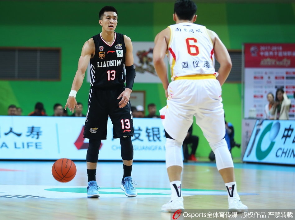 奇兵郭一飞底角出手三分,篮球划过完美弧线空心入网,他在第三节单节命中了五记三分球,震惊全场。