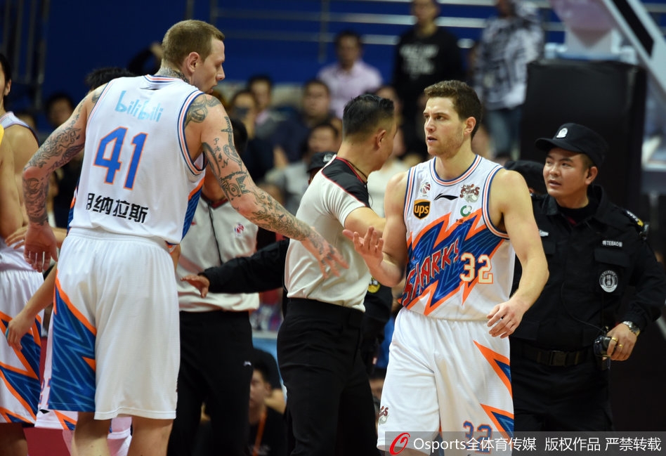 赛后球员通道里，马布里与弗雷戴特冰释前嫌，双手紧握英雄相惜