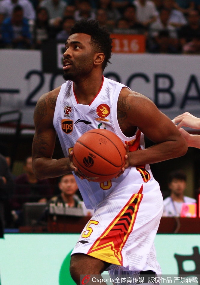 李慕豪在篮下高高跃起，如长城般封盖对手的上篮，守护着深圳的禁区