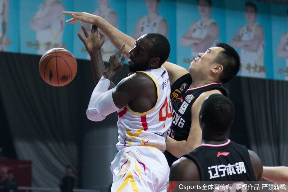 同曦核心琼斯在辽宁队多人包夹防守下,如穿花蝴蝶般突破上篮,全场砍下38分10助攻的豪华数据。