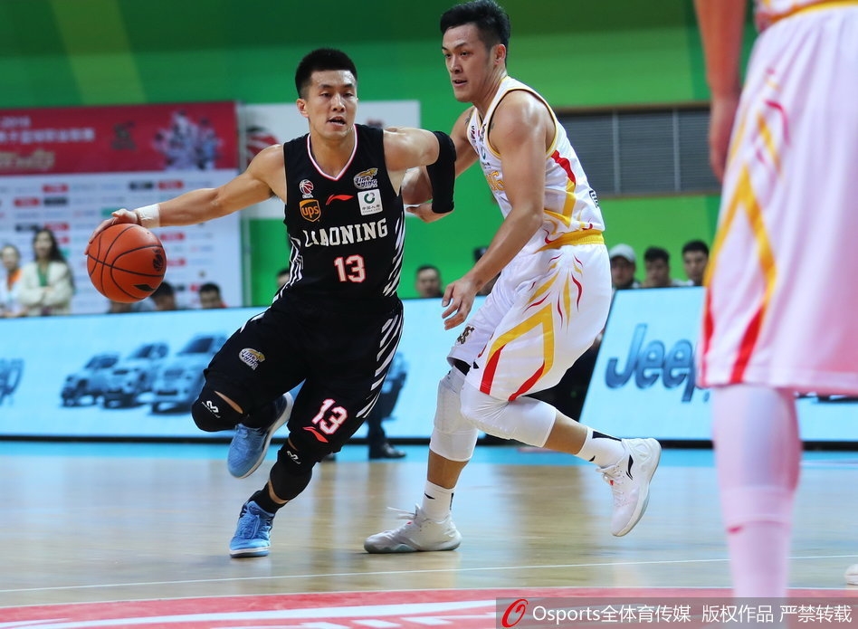 南京江宁体育中心灯火通明,全场球迷激情澎湃,共同见证同曦队史首胜辽宁的辉煌瞬间。