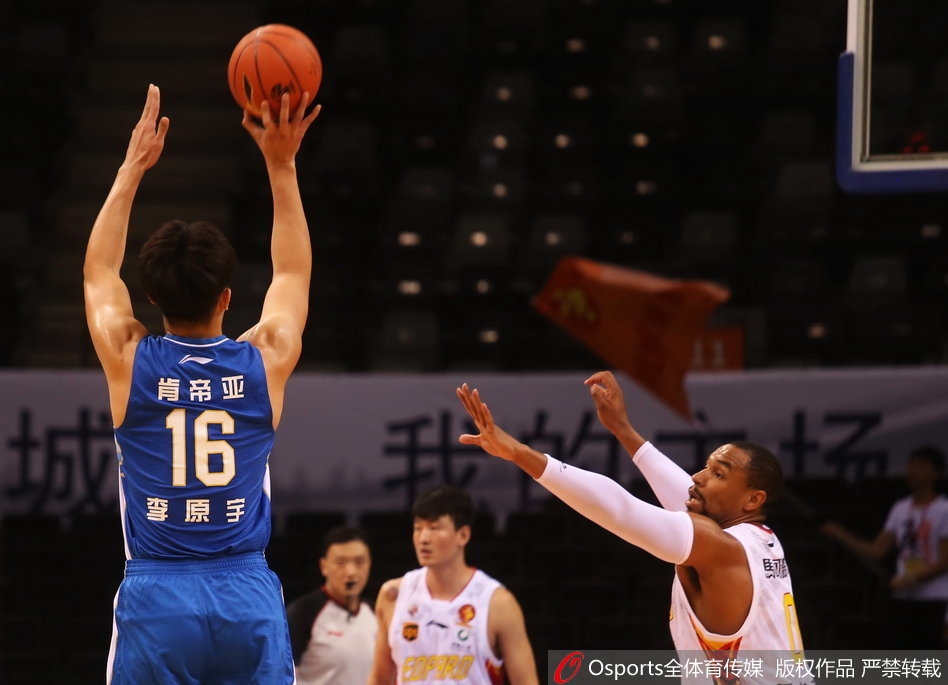 深圳外援萨林杰在江苏队员的夹防中依然强硬上篮，眼神里充满了对胜利的渴望