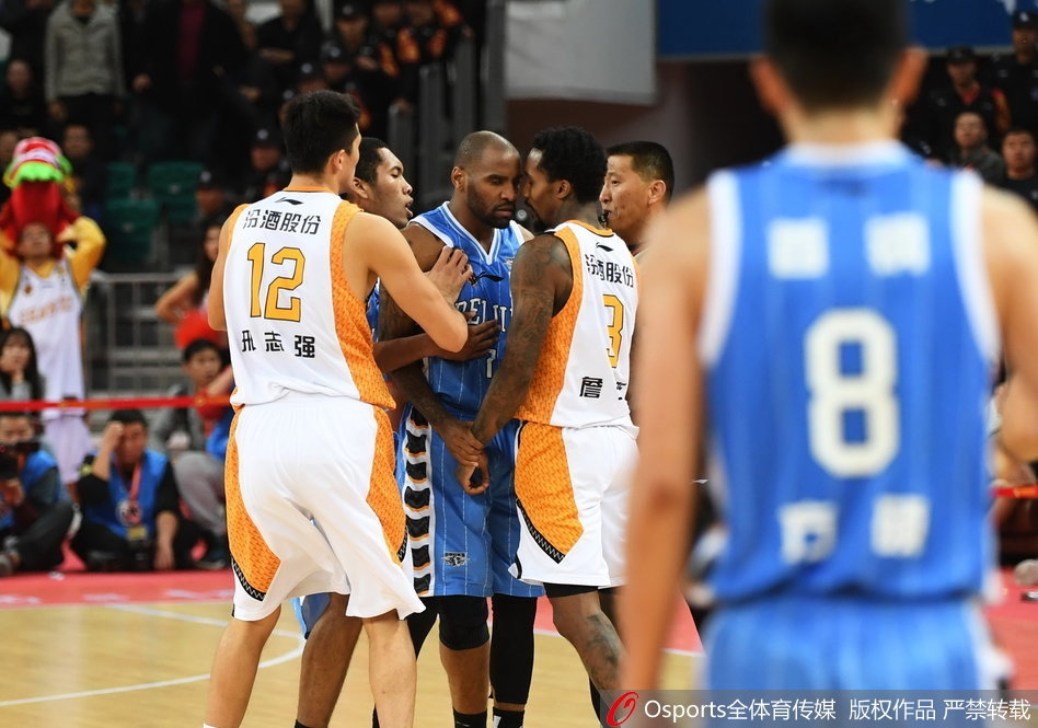 在球员通道入口，詹宁斯被山西队工作人员紧紧抱住，他仍旧回头怒视球场方向，高举双臂宣泄着心中的不满与失落。