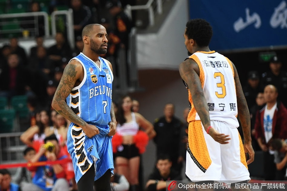 冲突核心方硕被裁判和队友用力拦在身后，他伸手试图解释什么，而远处詹宁斯在人群包围中依旧不依不饶，眼神中充满愤怒。