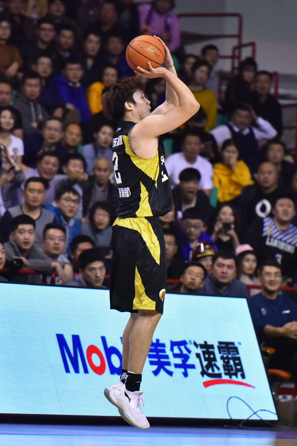 哈德森迎着防守队员冷静地出手三分,皮球在空中划出一道完美的弧线,全场目光都聚焦在这决定胜负的一球上。