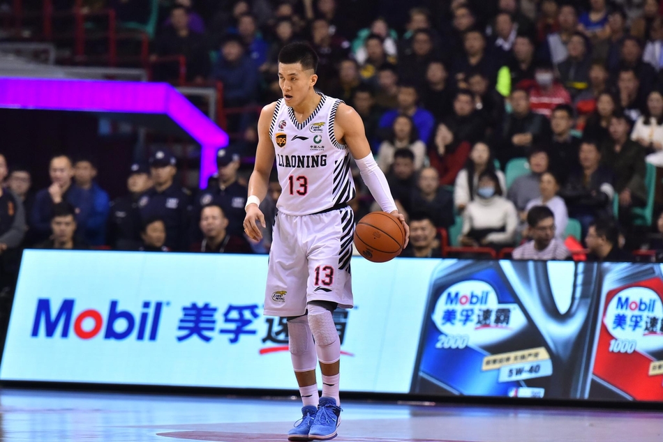 韩德君双臂挂在篮筐之上,怒视前方,刚完成了一次势大力沉的单手暴扣,整个球馆都为之沸腾。