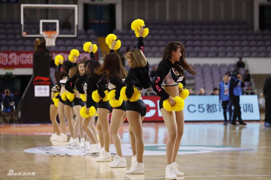 北控主场啦啦队队员们身着亮丽服装，在球场中央随着音乐节奏欢快跃动，手中花球飞扬，脸上洋溢着青春的笑容