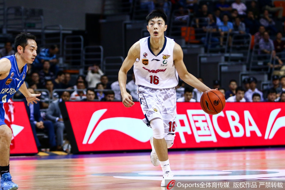 江苏全队在场中央围成一圈,教练和球员们肩膀搭着肩膀高喊着胜利口号,汗水与笑容交织,诠释着团队篮球的真正含义。