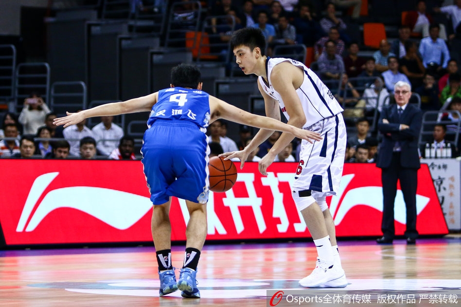 江苏外援拉杜利察在易建联头顶强硬摘下篮板,他那充满力量感的肌肉线条在灯光下闪闪发光,眼神里满是不屈的斗志。