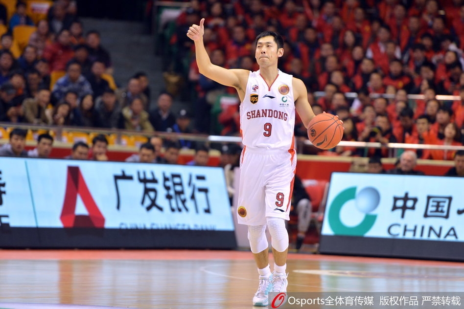 丁彦雨航三分出手后紧握拳头，目光如炬庆祝关键进球