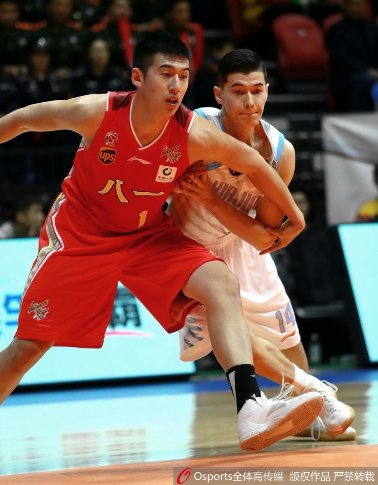 八一队内线希望付豪在新疆悍将俞长栋的严密防守下毫无惧色，他利用灵活的脚步转身跳投，试图为球队打破得分僵局。