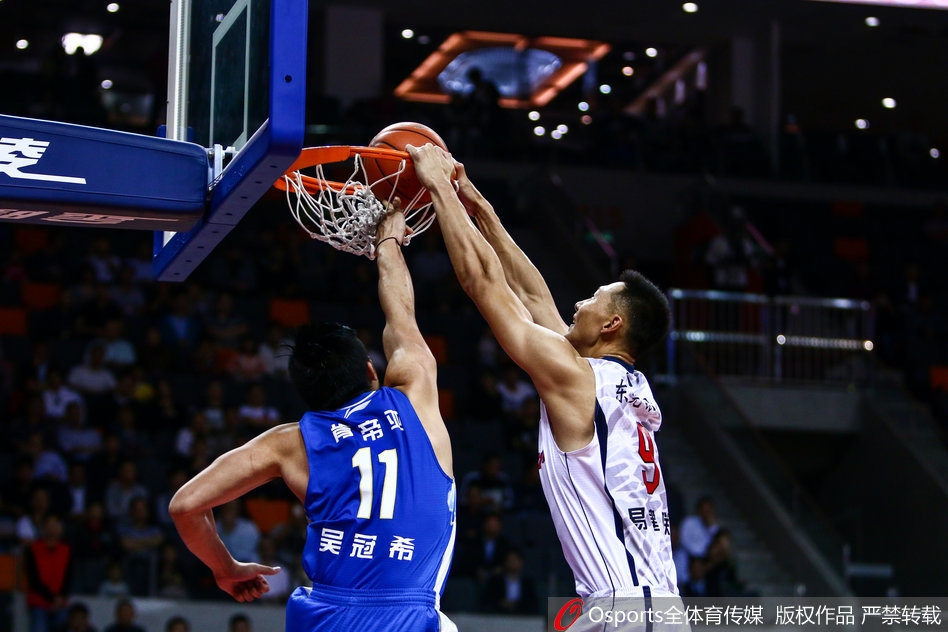身披广东红色战袍的易建联在江苏多人围堵下高高跃起,宛若展翅的华南虎,指尖轻轻一拨,篮球听话地飞向篮筐方向。