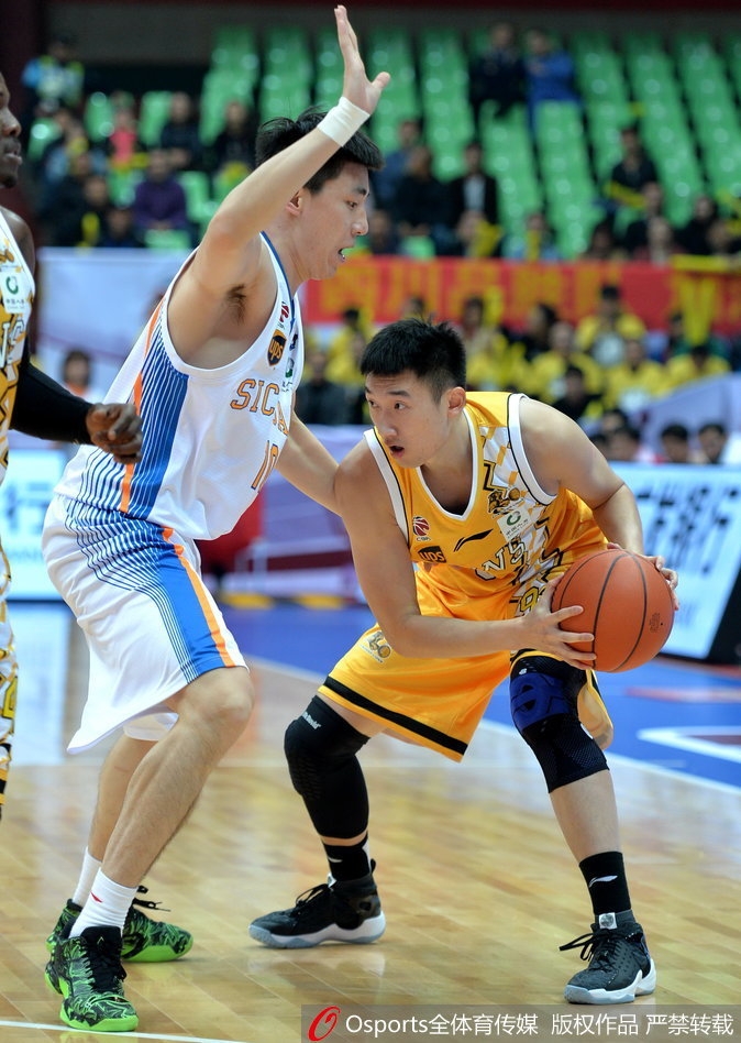 比赛结束后，四川省体育馆的球迷看台沸腾了，球迷们挥舞着充气棒，脸上洋溢着胜利的喜悦和难以置信的激动。