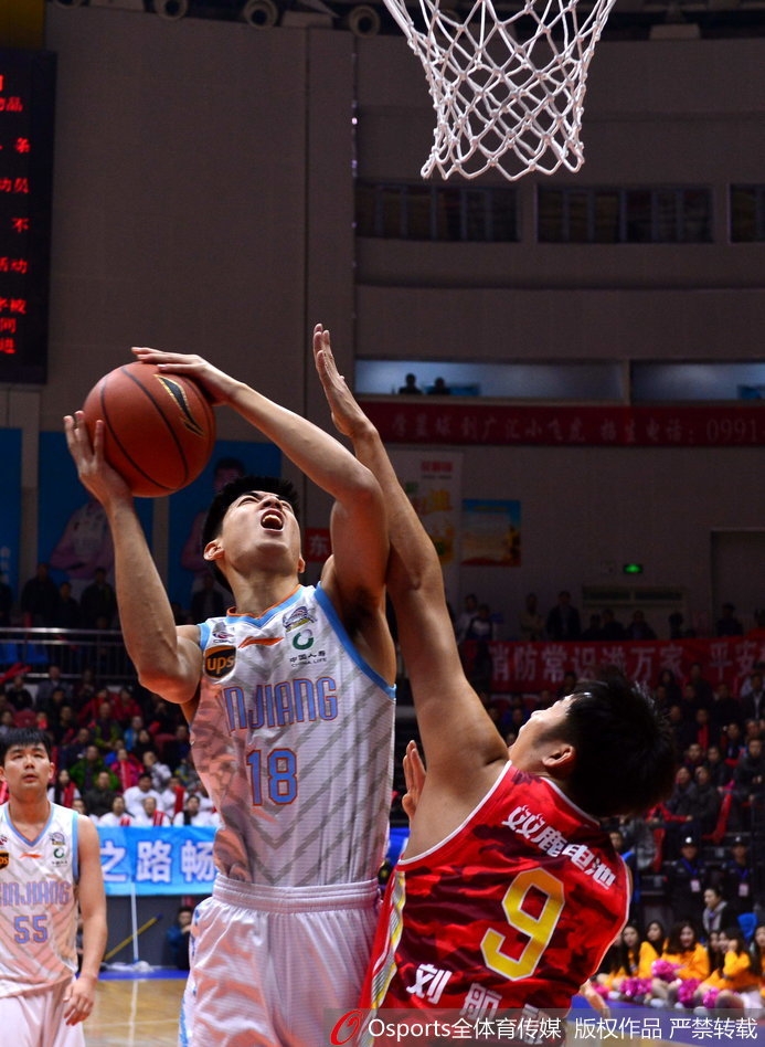 比赛关键时刻，新疆队外援布拉切在内线遭遇三人合围，他高高跃起将球点给外线空位的队友，展现了良好的团队配合意识。