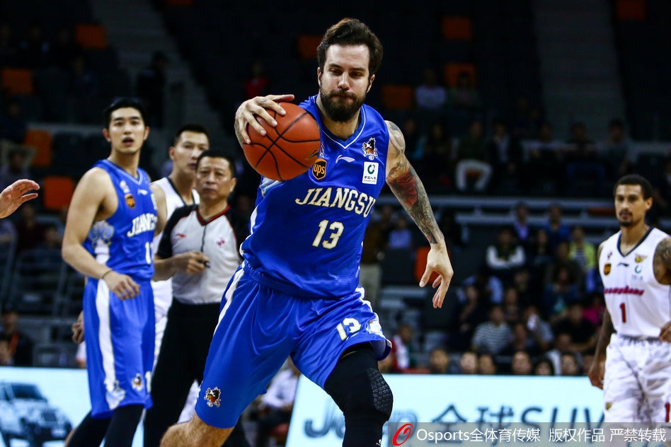 马尚·布鲁克斯高高跳起完成绝杀,篮球在空中划出彩虹般的弧线,他身后的计时器闪烁着红色的2秒,定格了这永恒的一刻。