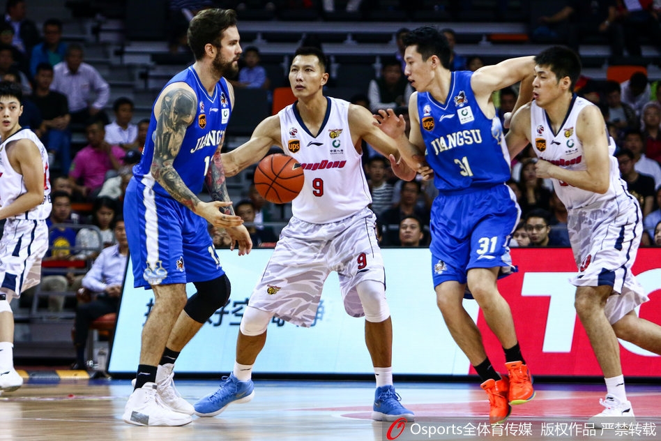 投进绝杀后,布鲁克斯被疯狂的队友们团团围住,他握紧拳头仰天长啸,脸上的汗水在灯光下闪烁着钻石般的光芒。