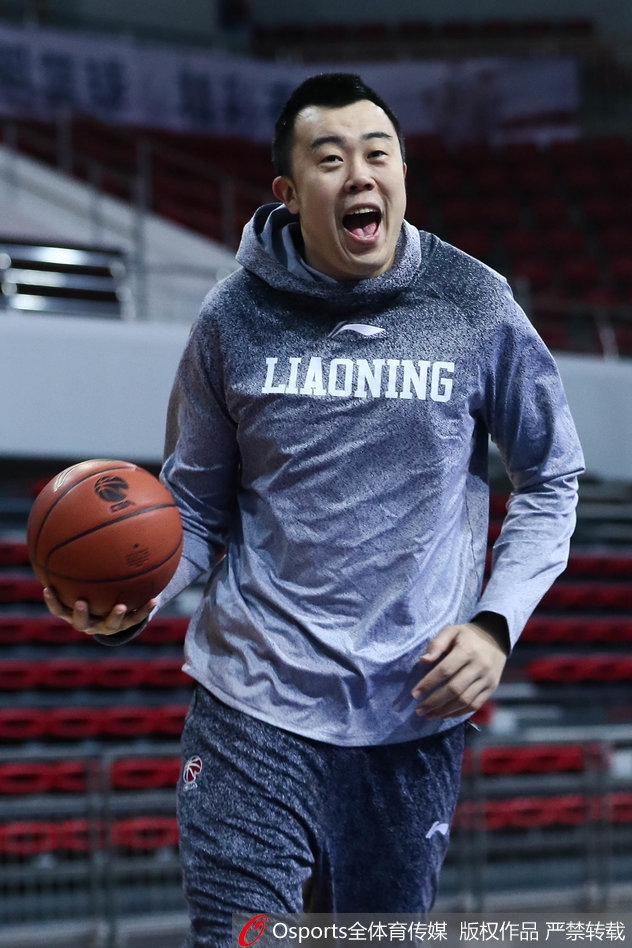 内线悍将韩德君在篮下展现出绝对统治力,他卡住位置,高高跃起,一双巨掌仿佛要将篮板球连带着对手的斗志一同揽入怀中。