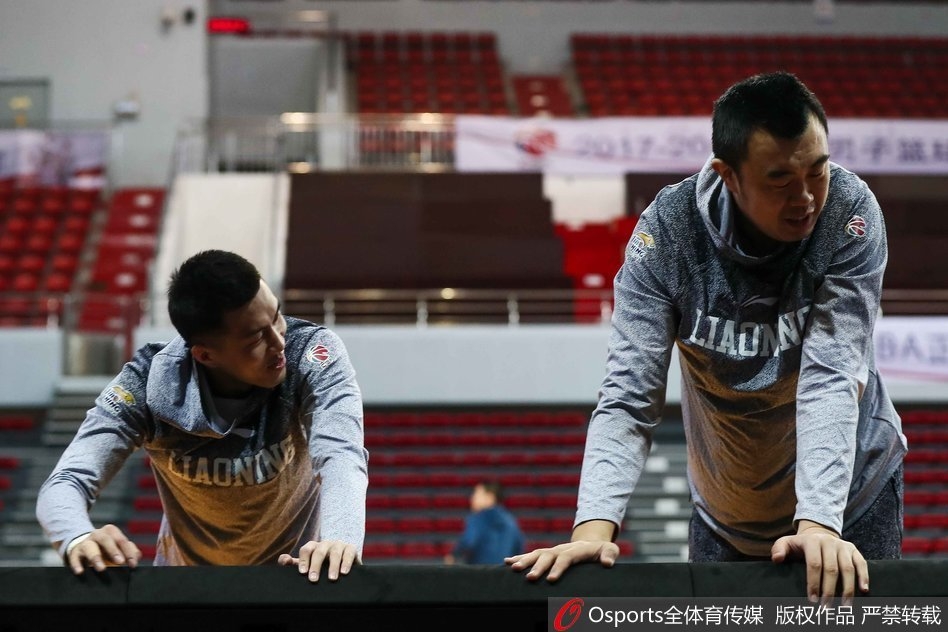 训练间隙，郭艾伦双手环抱着韩德君的腰，脸贴在老大哥厚实的后背上撒娇，大韩则自顾自地往前走，仿佛在拖着一个巨型挂件