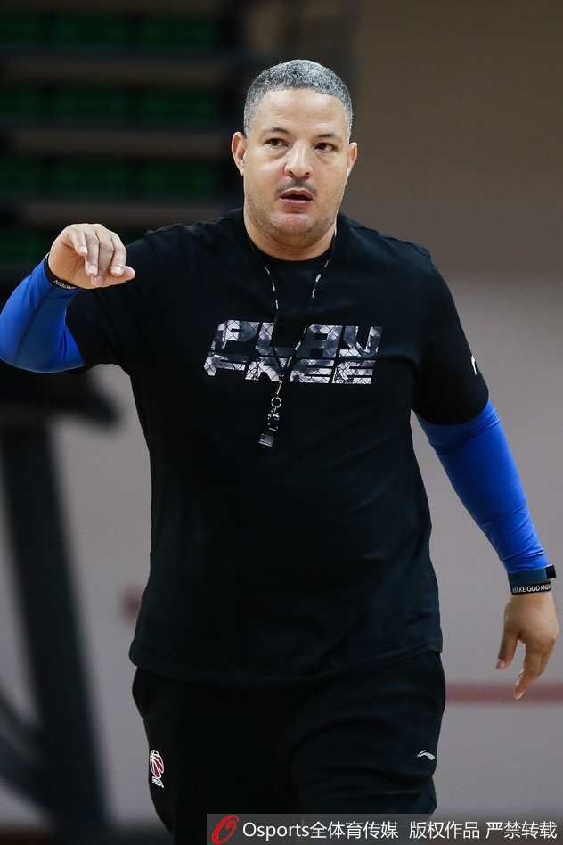 霍尔曼与队友击掌相庆，他的热情感染了身边的每一个人，团队士气高涨